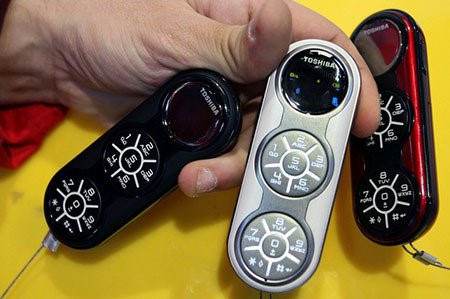 Toshiba G450 - Máy có thiết kế như một chiếc điều khiển từ xa với sự kết hợp của ba vòng tròn cùng một màn hình nhỏ ở trên cùng. Thiết kế này khiến Toshiba G450 trở nên xấu xí và khó sử dụng.