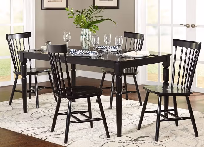 Bàn ghế ăn hiện đại được phủ bằng lớp sơn mài để tạo độ bóng đồng thời bảo vệ bàn khỏi trầy xước cũng như việc lau dọn hàng ngày trở nên đơn giản hơn.