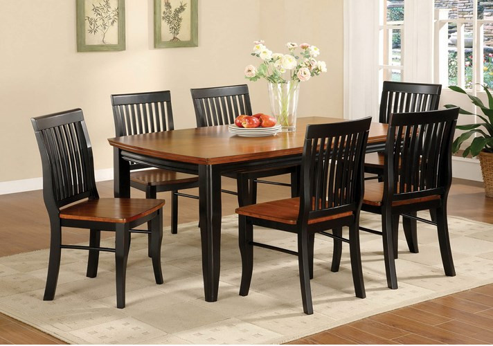 Bộ bàn ghế ăn hai màu khiến người ta vừa cảm nhận được hơi thở thời hiện đại vừa thấy được chất xưa ấm cúng.