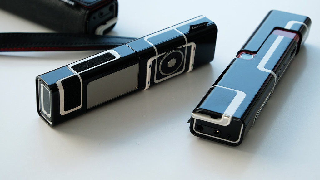 Nokia 7280 - Máy có ngoại hình tương tự một thỏi son và được rất nhiều người ưa chuộng trong thời gian đầu ra mắt. Tuy nhiên, Nokia 7280 không được trang bị bàn phím mà sử dụng cơ chế xoay để nhắn tin hoặc nghe gọi, việc này đã khiến những thao tác sử dụng của người dùng trở nên khó khăn.