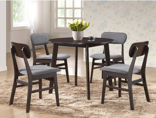 Kiểu dáng bàn ăn gỗ hiện đại vô cùng phong phú, ngoài những kiểu dáng thông thường như hình chữ nhật, hình vuông, hình oval cũng không khó để bắt gặp kiểu bàn tròn ăn tinh tế, tiết kiệm diện tích.