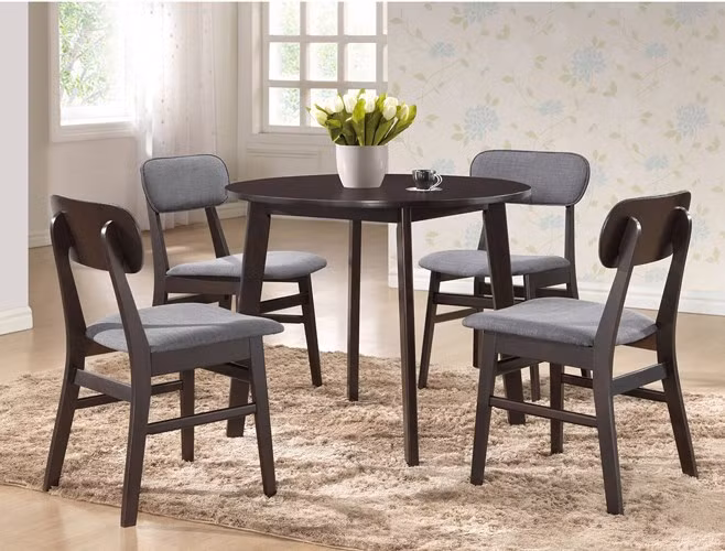 Kiểu dáng bàn ăn gỗ hiện đại vô cùng phong phú, ngoài những kiểu dáng thông thường như hình chữ nhật, hình vuông, hình oval cũng không khó để bắt gặp kiểu bàn tròn ăn tinh tế, tiết kiệm diện tích.