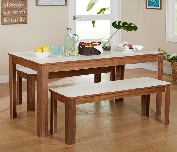 Bàn ăn hình chữ nhật và ghế dài thấp có thể làm bàn ăn cơm hoặc làm nơi chuẩn bị đồ ăn.