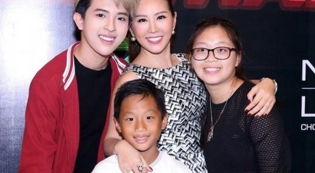 Hoa hậu Thu Hoài rạng rỡ bên các con.