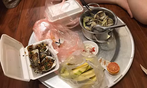 Bua an dem cua vo bau khien dan tinh xuyt xoa ghen ty