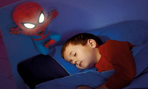 Bật đèn khi ngủ khiến trẻ thấp còi và có nguy cơ bị cận thị cao. (Ảnh minh họa)