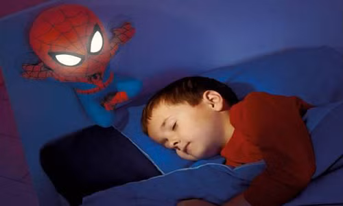Bật đèn khi ngủ khiến trẻ thấp còi và có nguy cơ bị cận thị cao. (Ảnh minh họa)