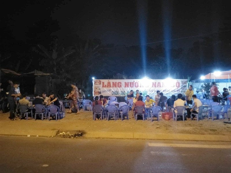 Quán nhậu chẳng mấy chốc đông khách.