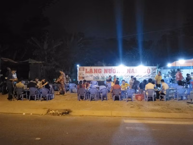 Quán nhậu chẳng mấy chốc đông khách.