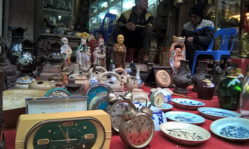 Những món đồ có tuổi đời vài chục năm... Ảnh: HP