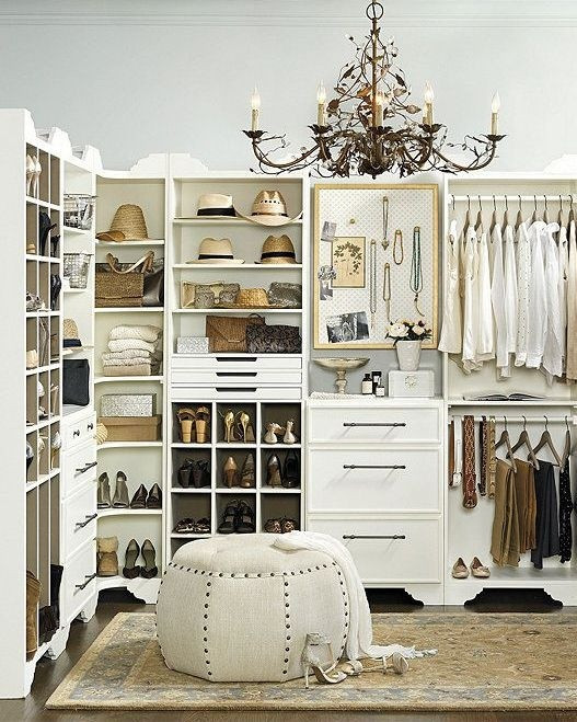 1 tủ giày dép, phụ kiện dành riêng cho cô nàng tín đồ mua sắm.