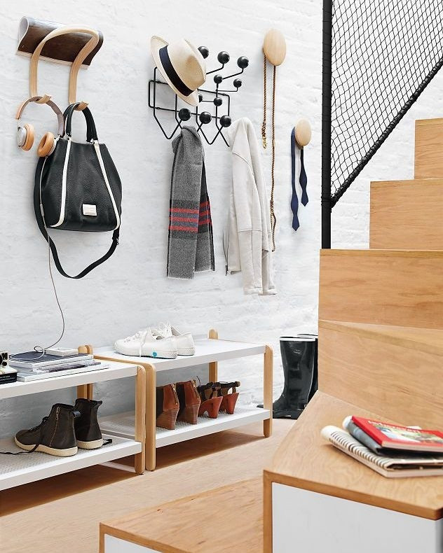 Mẫu giá giày vuông vắn, đơn giản này được rất nhiều chủ nhà lựa chọn. Tuy nhiên, nhược điểm của mẫu giá để giày này là bạn không thể cất trữ được quá nhiều giày, dép.