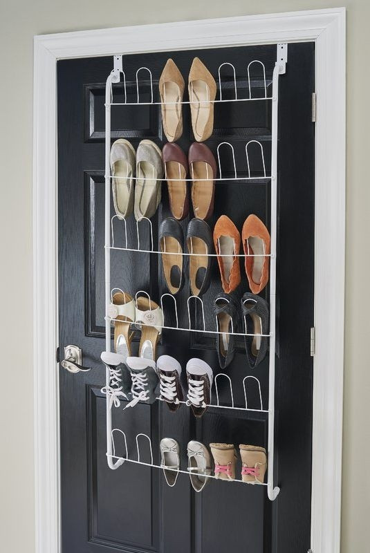 Một cách tuyệt hay để tận dụng mặt sau ở cánh cửa làm nơi để giày, dép.
