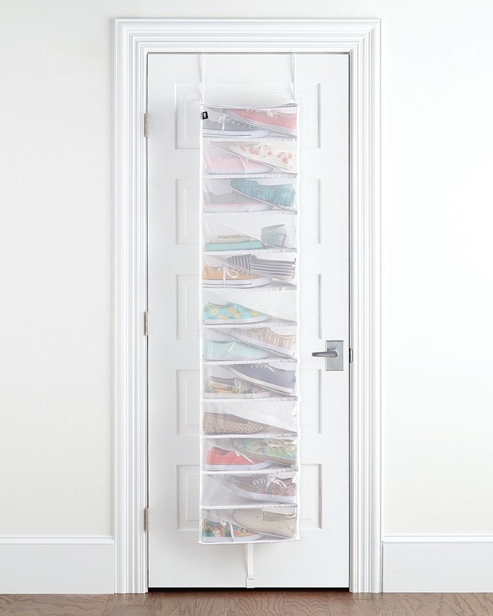 Bạn hầu như sẽ chỉ mất 5s để chọn ra đôi giày mình định đi từ chiếc giá để giày trong suốt này.