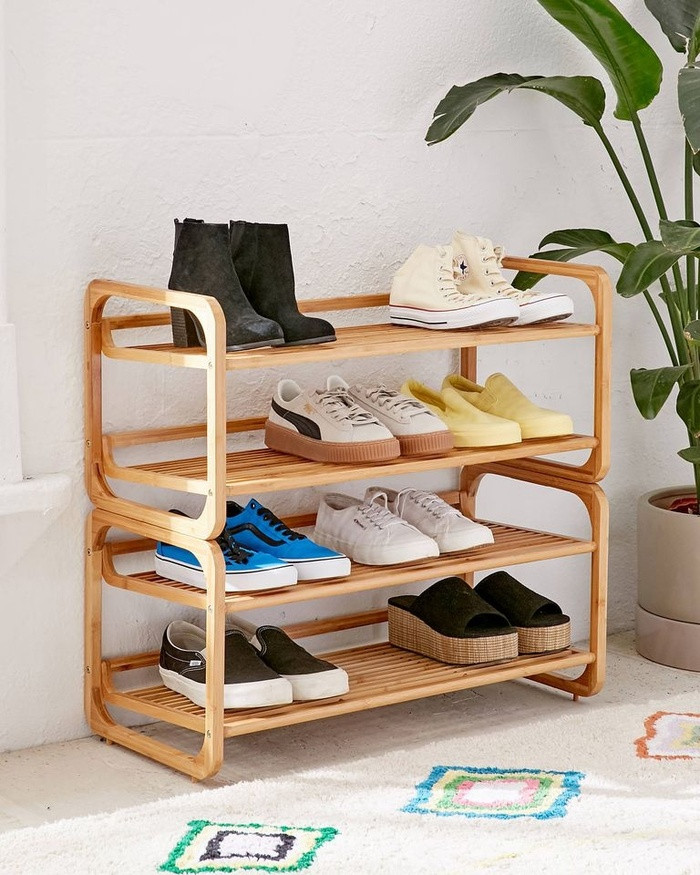 Bạn có thể bắt gặp mẫu giá để giày dép bằng gỗ cổ điển như thế này ở nhiều ngôi nhà, căn hộ.