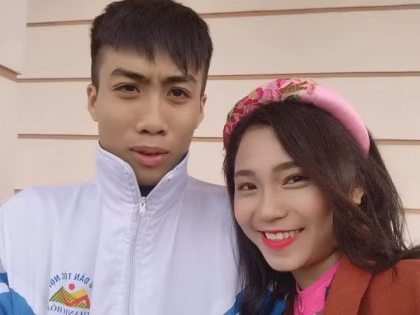 Liên hệ với chủ nhân của clip trên là cô nữ sinh Phạm Thị Thu Huệ, hiện là học sinh lớp 11, trường THPT Dân tộc Nội trú Thanh Hóa. Thu Huệ chia sẻ: “Vốn là người con xứ Thanh, em rất thích hát những ca khúc về quê hương mình. Bài hát “Đường về Thanh Hóa” được bạn bè em ghi lại trong giờ nghỉ giải lao một cách ngẫu hứng, sau đó em có đưa lên facebook cá nhân để mọi người cùng nghe nhưng không ngờ lại được nhiều người biết đến như thế.