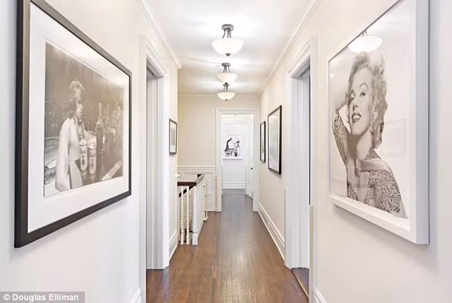 Những bức hình của các ngôi sao gia chủ yêu thích được trưng bày dọc hành lang.