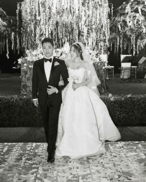 Cả hai đã có một hôn lễ cổ tích với sự chứng kiến của ngừoi thân, bạn bè và đồng nghiệp.