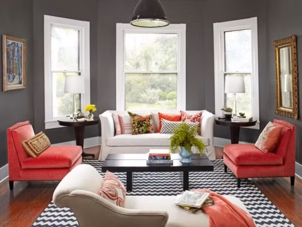 Màu đỏ cũng có thể được chọn lựa để làm duyên cho phòng khách bằng cách chọn lựa sofa đơn. Kết hợp màu đỏ với màu ghi xám trên tường để căn phòng vừa đủ ấn tượng, trẻ trung vừa tạo nét sang trọng, ấm cúng trong những ngày đầu năm.