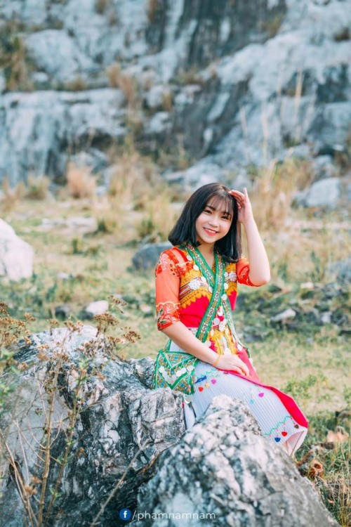 Có thể thấy, cô nữ sinh xuất hiện khá giản dị trong bộ đồng phục của trường cũng như bối cảnh không mấy hoành tráng, nhưng khi cất giọng hát lên, ai nấy cũng phải trầm trồ. Đoạn clip ngay sau khi đăng tải đã nhanh chóng thu hút sự quan tâm của cộng đồng mạng. Đa số ý kiến đều khen ngợi chất giọng cũng như tin tưởng con đường âm nhạc rất rộng mở với cô gái này trong tương lai.