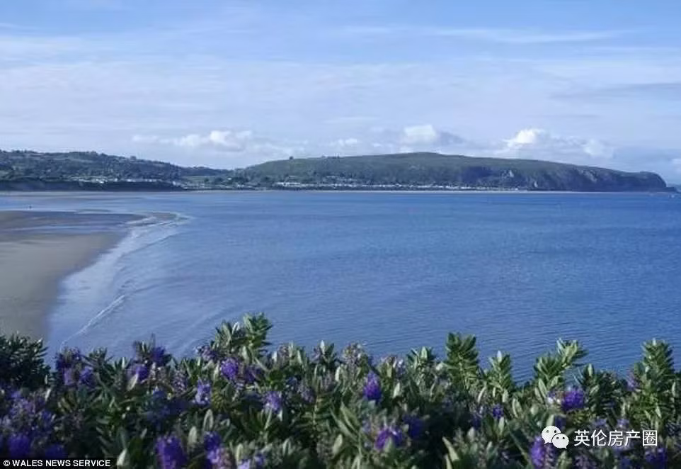 Được biết, căn biệt thự đã có tuổi đời 100 năm, trước kia từng thuộc sở hữu của một gia tộc lâu đời. Ngôi nhà này khá rộng, có tới 6 phòng ngủ và nhiều phòng thư giãn, giải trí khác.