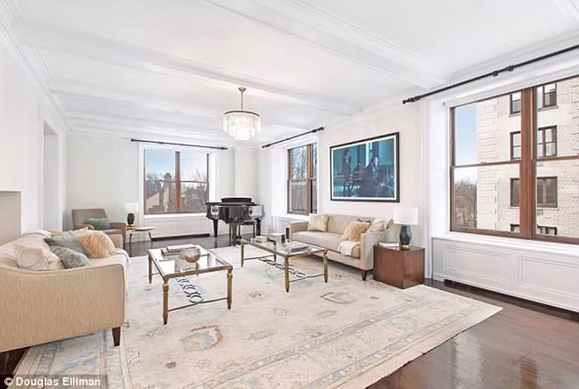 Đây là mấu chốt khiến giới nhà đất nghi ngờ. Bởi gia chủ đã đầu tư quá nhiều tiền, song lại rao bán căn hộ với mức giá chỉ ‘nhỉnh’ hơn một chút so với giá ban đầu. Chính vì vậy, tuy đã rao bán khá lâu, nhưng căn hộ vẫn chưa tìm được chủ nhân mới.