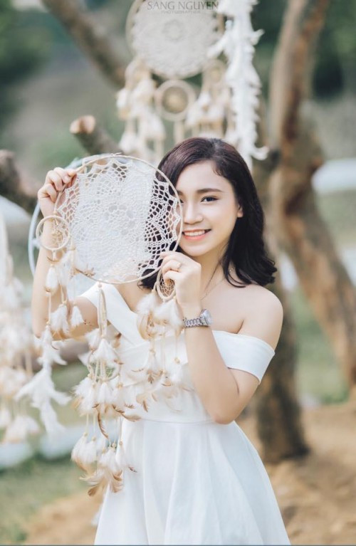 “Quả thật rất bất ngờ với giọng hát của em, em còn rất trẻ nhưng khi cất giọng lên, chị tin rằng các ca sĩ gạo cội cũng sẽ ngạc nhiên đấy. Mong rằng em sẽ cố gắng rèn luyện và phát huy, một ngày nào đó, sẽ thấy em đứng ở những sân khấu lớn”, Liên Nguyễn bình luận. Lê Lan bình luận: “Tự hào quá bạn ơi, mình cũng người Thanh Hóa đây, nghe bạn hát mà xúc động lắm. Nếu được đào tạo bài bản, bạn này chắc chắn sẽ thành công trong tương lai”.