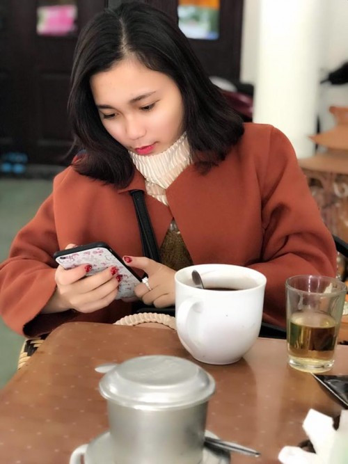 Bên cạnh đó, Thu Huệ cũng cho biết niềm đam mê ca hát âm ỉ cháy trong người cô nữ sinh xinh đẹp này từ thời còn bé. Chia sẻ về dự định trong tương lai, cô gái cho hay nỗ lực hết mình để thi đậu vào trường ĐH Nghệ thuật Quân đội để thực hiện ước mơ trở thành ca sĩ.