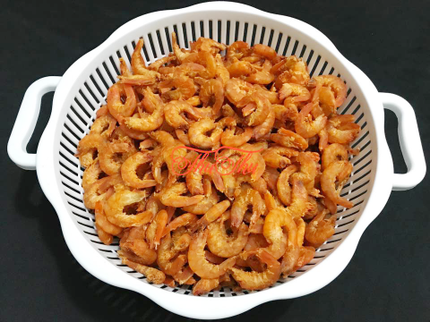 Nếu phơi nắng thì phơi khoảng 2 nắng ( một nắng được tính từ khoảng 10 giờ sáng đến 4 giờ chiều). Cho tôm đã sấy khô vào túi vải đập nhẹ cho vỡ vỏ rồi bóc sơ lại là được.