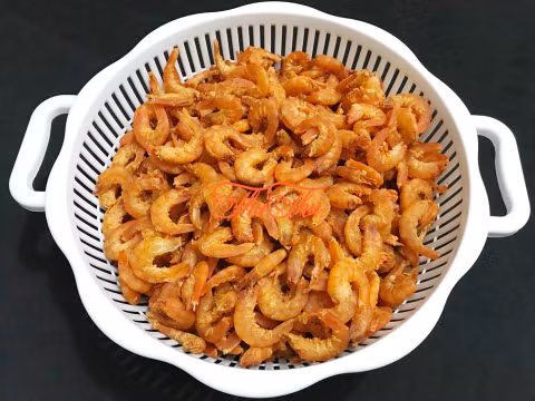 Nếu phơi nắng thì phơi khoảng 2 nắng ( một nắng được tính từ khoảng 10 giờ sáng đến 4 giờ chiều). Cho tôm đã sấy khô vào túi vải đập nhẹ cho vỡ vỏ rồi bóc sơ lại là được.