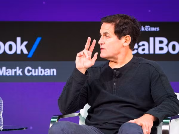 Trong một bài viết trên blog cá nhân, Mark Cuban cho biết, ông thường dành 3 tiếng mỗi ngày cho việc đọc – một thói quen khiến vợ ông, bà Tiffany cảm thấy rất phiền phức. Trong khi đó, tỷ phú công nghệ này cho biết: “Việc đắm chìm trong những trang sách giúp tôi thư giãn hoàn toàn và thêm tự tin vào những định hướng kinh doanh của mình”. Mark Cuban không thích những buổi họp. Ông cho rằng: “Nếu không phải để ký kết hợp đồng thì không nên tổ chức các buổi họp. Như vậy rất mất thời gian. Có rất nhiều cách để chúng ta giao tiếp với đồng nghiệp một cách thoải mái và hiệu quả, trong khi ở những buổi họp, chúng ta dễ trở nên mệt mỏi và uể oải đợi thời gian trôi”.