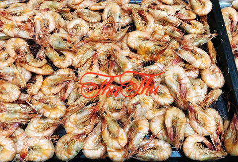 Đổ tôm ra khay cho vào lò nướng sấy nhiệt độ 120 độ C. Thời gian khoảng 6 giờ( tuỳ lò), canh khi nào vỏ tôm giòn có thể dùng tay bóp vỡ. Bóc thử vỏ tôm thấy thịt tôm vừa khô tới là được.