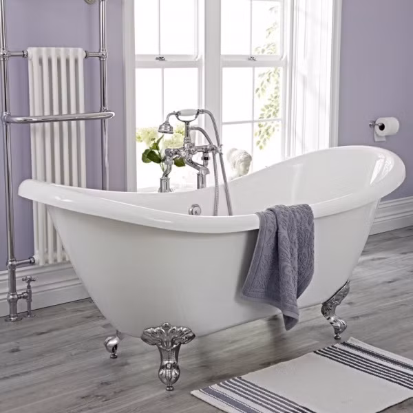 Với những người yêu thích việc tắm bồn có thể chọn mua bồn tắm theo phong cách cổ điển. Mọi chi tiết khác trong không gian không cần cầu kỳ vẫn có thể giúp phòng tắm đẹp hơn.