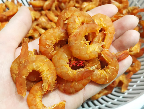 Tết sắp đến rồi, bạn đã nghĩ ra món quà Tết ý nghĩa nào cho những người thân yêu chưa? Với những người yêu bếp núc thì có lẽ những món món đến từ gian bếp chắc chắn sẽ vô cùng ấn tượng. Cùng khám phá công thức cách làm tôm khô để góp thêm 1 món quà ngon biếu Tết năm nay nhé! Nguyên liệu 1kg tôm đất còn sống 20gr muối 1/2 chén nước