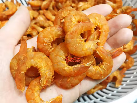 Tết sắp đến rồi, bạn đã nghĩ ra món quà Tết ý nghĩa nào cho những người thân yêu chưa? Với những người yêu bếp núc thì có lẽ những món món đến từ gian bếp chắc chắn sẽ vô cùng ấn tượng. Cùng khám phá công thức cách làm tôm khô để góp thêm 1 món quà ngon biếu Tết năm nay nhé! Nguyên liệu 1kg tôm đất còn sống 20gr muối 1/2 chén nước