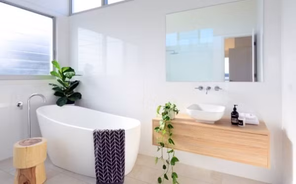 Chú ý đến ánh sáng Ánh sáng là một phần quan trọng tạo nên hiệu quả trang trí tốt nhất cho bất kỳ không gian nào với bất kỳ phong cách nào. Vì thế, hãy sử dụng ánh sáng như một công cụ đắc lực trong việc mở rộng không gian, kết hợp với nội thất để tăng thêm vẻ đẹp hiện đại và thanh thoát. Ánh sáng tự nhiên được hắt qua cửa sổ, khuếch tán qua gương gắn tường cho phòng tắm rộng và đẹp hơn.