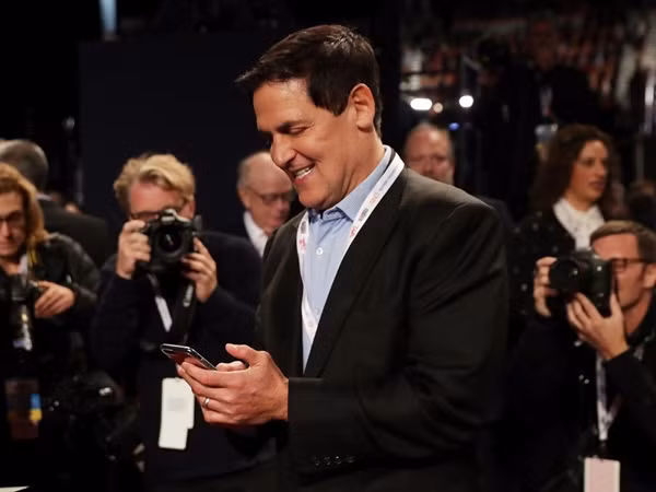 Mark Cuban luôn cố gắng tận dụng từng giây, từng phút để kiểm tra email. Ông sẵn sàng trả lời thư điện tử và tin nhắn của nhân viên cũng như khách hàng để đảm bảo công việc diễn ra một cách trơn tru nhất. Ngay cả trong giờ nghỉ giải lao, ông cũng vừa chơi điện tử, vừa đọc tin nhắn để không bỏ lỡ bất cứ nội dung quan trọng nào.