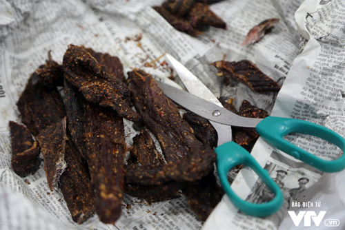 Đó chính là món thịt trâu khô do người hâm mộ gửi tặng cho các Táo.
