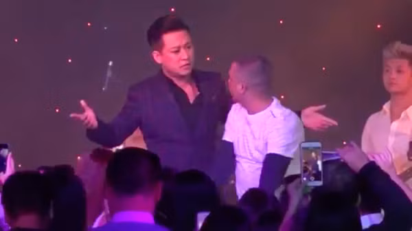 Tuấn Hưng khá ngỡ ngàng trước tình huống kỳ lạ này.