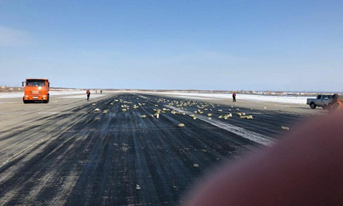 Các thỏi vàng rơi trên đường băng. Ảnh: Telegram