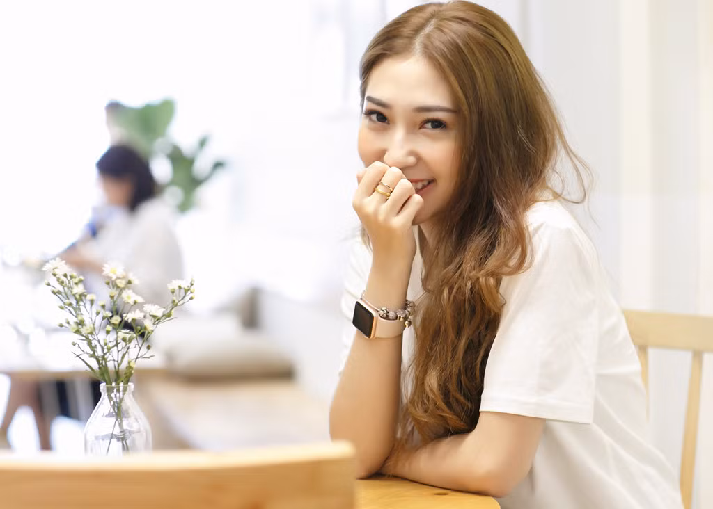 Cô nói mình rất ngoan, không bao giờ để sa vào những cạm bẫy showbiz. Ảnh: Bá Ngọc.