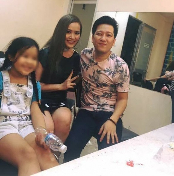 Sau ồn ào tình cảm với Nam Em, Trường Giang vẫn xuất hiện ở sự kiện nhưng với vẻ mặt mệt mỏi và bỏ hẳn "tật xấu" ôm hôn đồng nghiệp nữ.