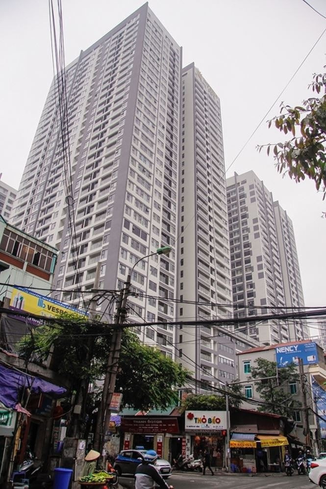 Tuyến đường Nguyễn Tuân, Nguyễn Huy Tưởng mặt đường chỉ rộng 6m nhưng hơn 20 cao ốc đua nhau mọc lên.