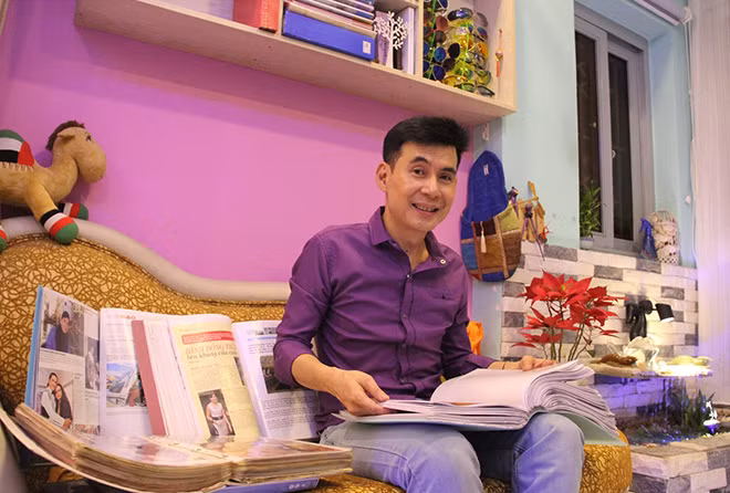 Nam ca sĩ bên 10 cuốn album khá dày là các bài báo viết về anh trong 30 năm hoạt động nghệ thuật.