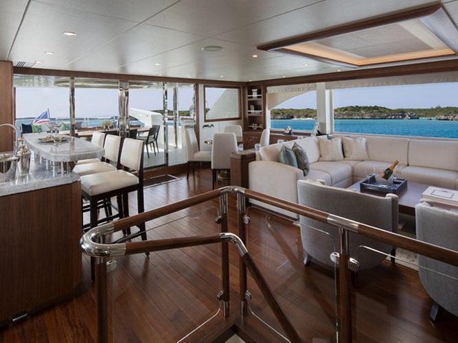 Khu vực tiếp khách chính rộng rãi, đầy đủ tiện nghi với quầy bar, TV 60-inch .