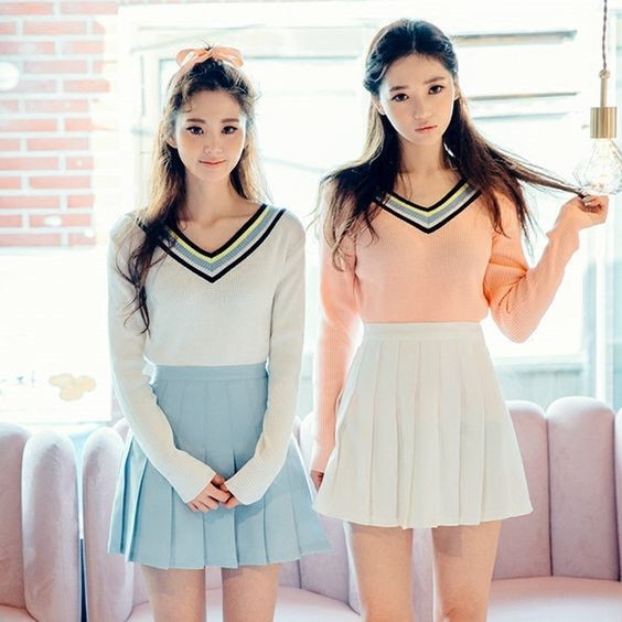 5. Áo thun ôm tay dài Áo thun ôm tay dài tuy kín đáo nhưng không hề nhàm chán và kém hấp dẫn. Nếu chân váy xòe tôn thêm nét nữ tính và dịu dàng nhưng lại lấy đi vẻ gợi cảm thì áo thun ôm tay dài sẽ giúp bạn lấy lại nét quyến rũ. Đường cong cơ thể sẽ phô diễn trọn vẹn dưới lớp áo ôm nhưng không quá táo bạo.