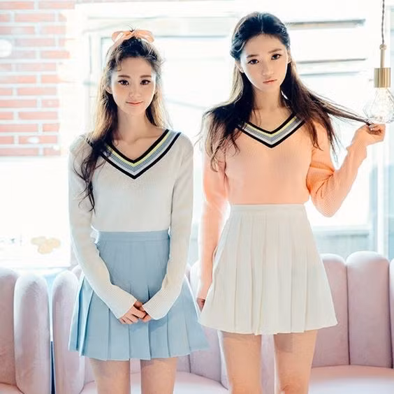 5. Áo thun ôm tay dài Áo thun ôm tay dài tuy kín đáo nhưng không hề nhàm chán và kém hấp dẫn. Nếu chân váy xòe tôn thêm nét nữ tính và dịu dàng nhưng lại lấy đi vẻ gợi cảm thì áo thun ôm tay dài sẽ giúp bạn lấy lại nét quyến rũ. Đường cong cơ thể sẽ phô diễn trọn vẹn dưới lớp áo ôm nhưng không quá táo bạo.