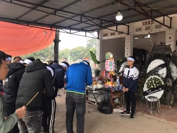 Người thân đau đớn trong đám tang chị D.