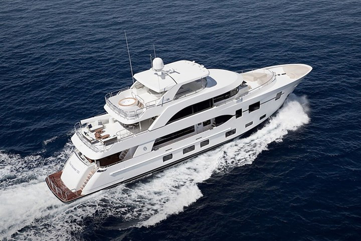 Chiếc Ocean Alexander Megayacht 120 có năm phòng nghỉ sang trọng và có thể chứa được 10 khách.