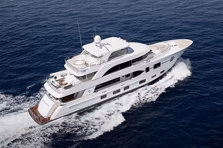 Chiếc Ocean Alexander Megayacht 120 có năm phòng nghỉ sang trọng và có thể chứa được 10 khách.